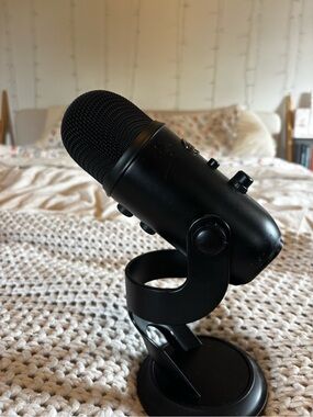 Black USB Desktop Microphone - Professional Podcast & Streaming Mic